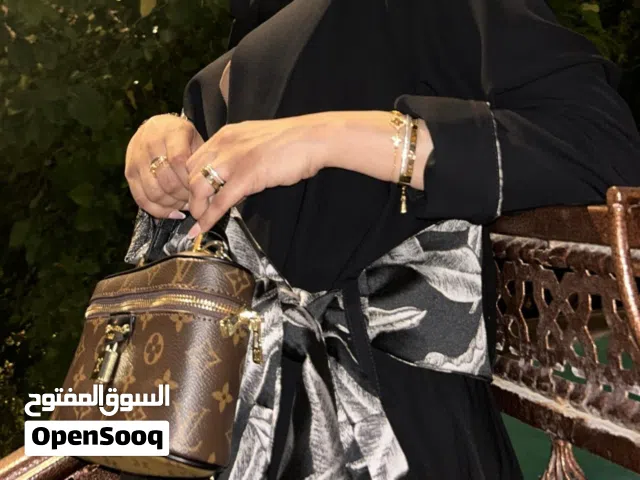 عبايه أنيقة جدا و راقة من براند zoled