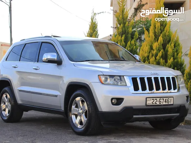 جيب شيروكي 2011 ليميتيد فل إضافات مع بانوراما فور ويل أعلى صنف