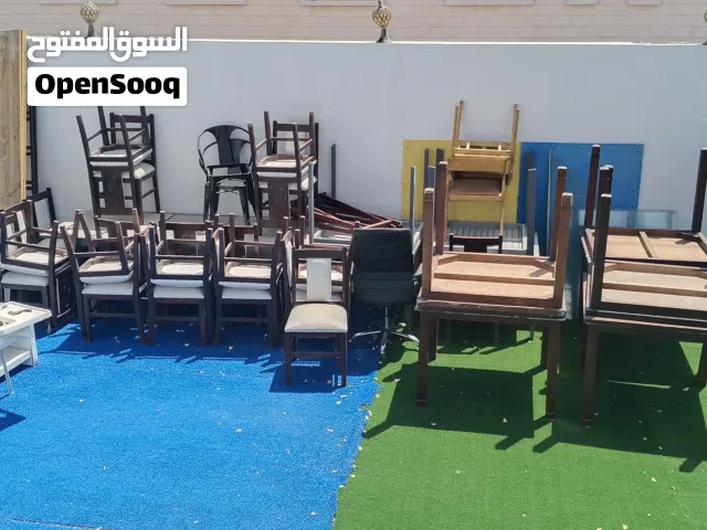 للبيع طاولات خشب واللمنيوم وكراسي ولعب اطفال خارجية