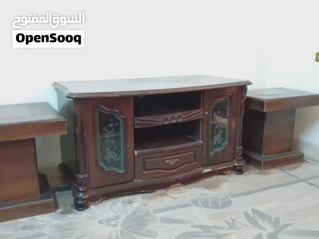 طاولات خشب مع خزائن ورفوف