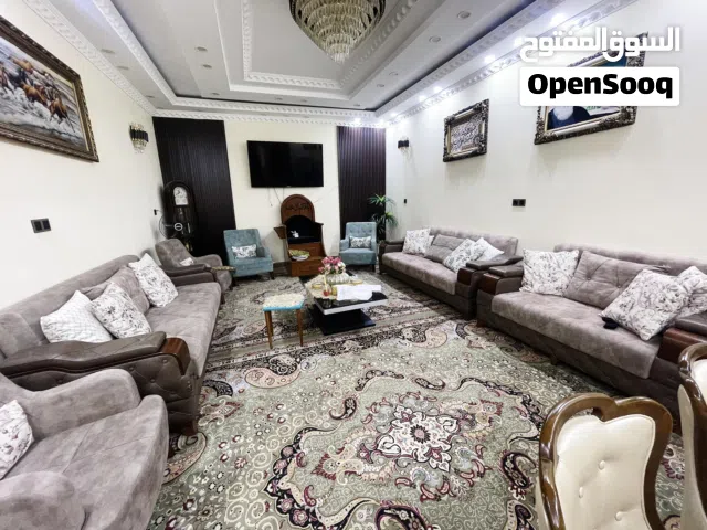 تخم + ميز طعام + طبلة وسطية