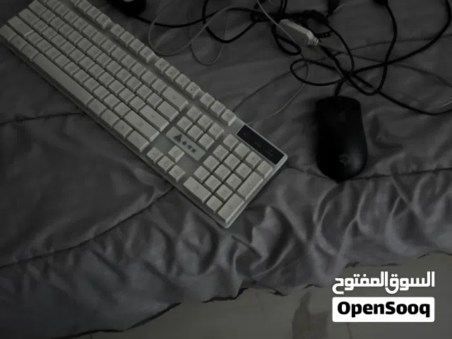 موس وأسود بلاكوك بورد بشركة صينية لكن زين حق Gaming ولا RGB سماعة وردية