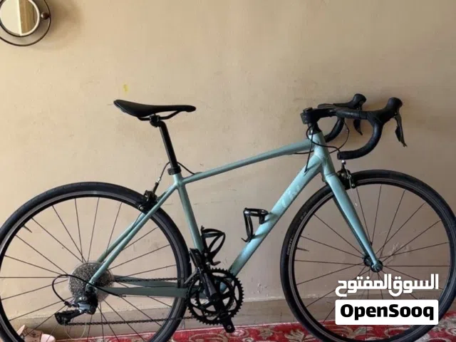 حجم صغير مجموعة مجموعة: شيمانو كلاريس 8 50-34 سرعات المقود: الكربون عجلة: جانت SR3