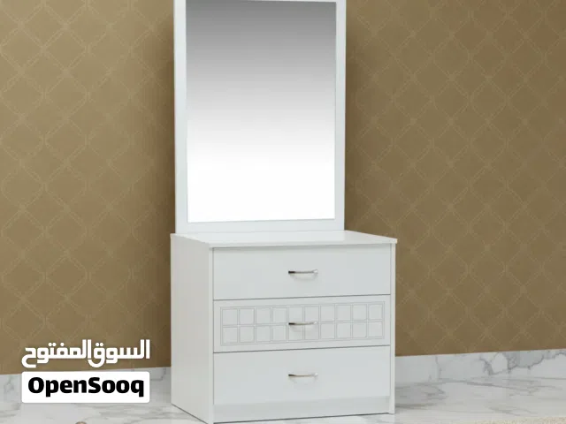 سريحة غرف نوم عصرية باللون الأبيض مع مرآة كبيرة