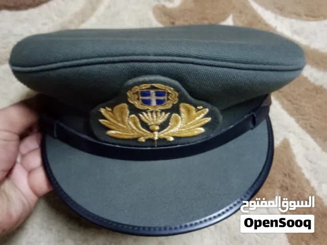 قبعة عسكرية يونانية عتيقة من صنع D. Katzanos في أثينا، تتميز ببطانة صفراء وحافة جلدية سودا