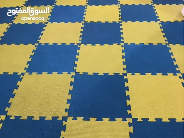 بساط للبيع 16 ملل وش واحد اصفر وأزرق عدد 4 بلاطة للمتر الواحد - حالة جيدة جدا جدا استخدام 3 شهور