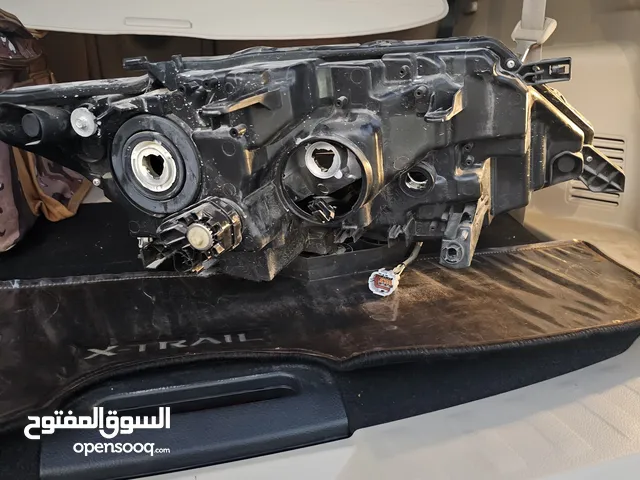 لدي سطب أمامي يسار نيسان اكس تريل يركب من موديل 2018 إلى موديل 2022 للبيع تجاري
