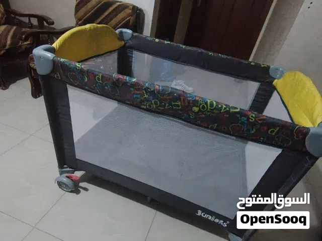 تخت بيبي بحالة ممتازة ماركة جونيور