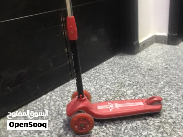سكوتر أطفال 3 عجلات بحالة ممتازة + إضاءة LED بالعجلات (نظيف جدًا)