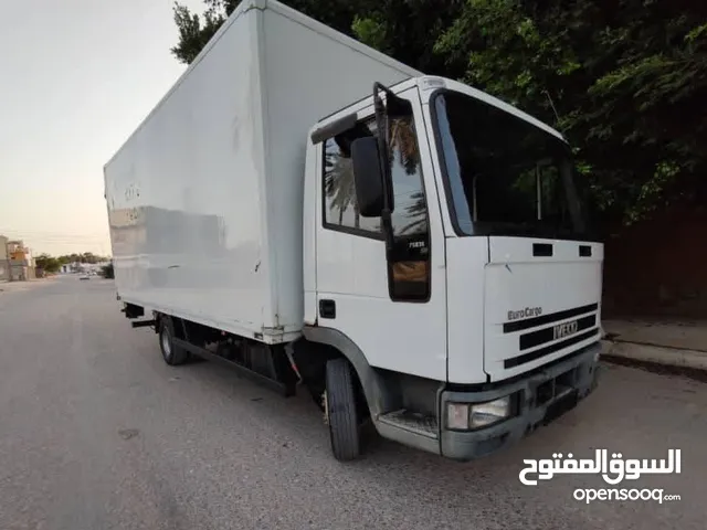 شاحنة حافظه لنقل البضائع