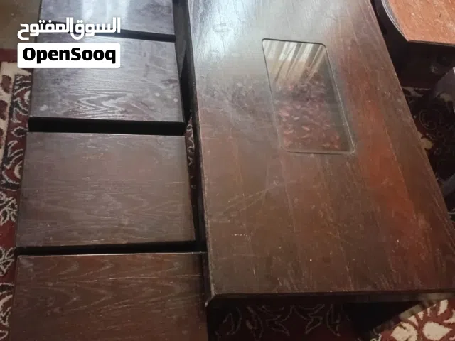 طاولات لون بني