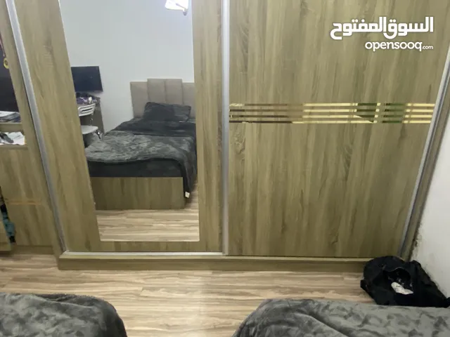 غرفة نوم استعمال خفيف جدا خشب لاتيه السعر مع فرشات زمبركية مريحة جدا لا يوجد فيها أي عيوب كثير نظيفه