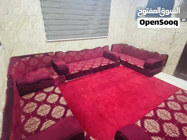 فرش لون احمر نظيف جدا للبيع