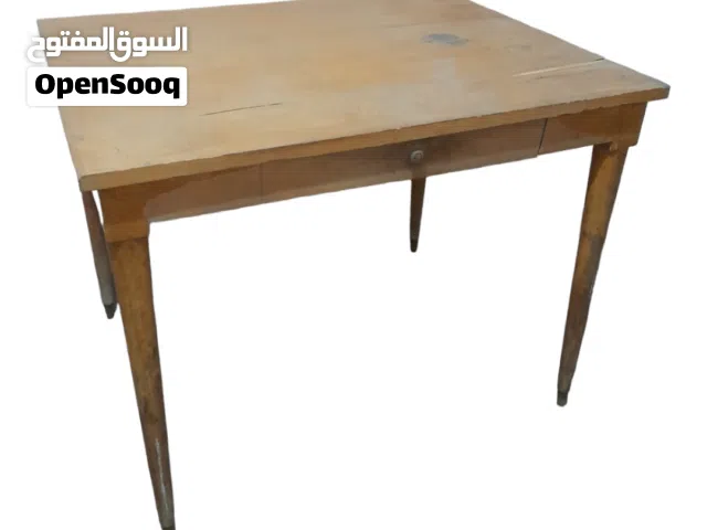 ترابيزة مستعملة و بحالة جيدة جدا خشب زان للارجل لها درج