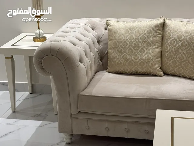 طقم كنب كالجديد 7 مقاعد لعرسان خشب ممتاز للبيع