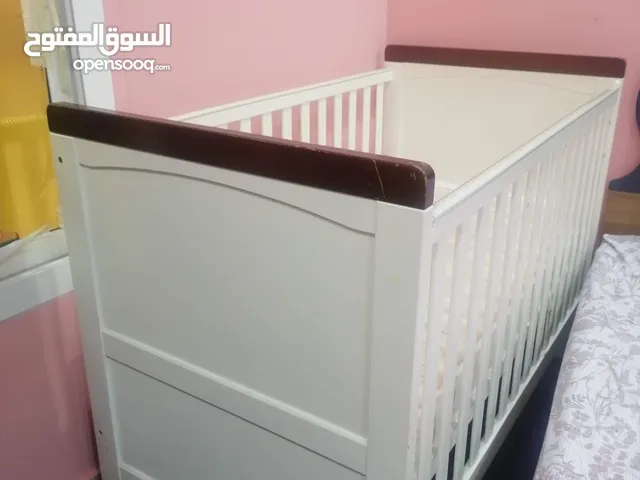 سرير اطفال مع المترس