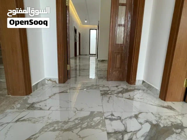 فيلا دورين خليجي وشقة مفصولة للبيع موقع سكني ممتاز في شارع الظل تشطيب حديث  بالحوض  المصعد