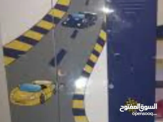 خزانه الملابس اللون اللي عليها دهان وليس لزق حالتها كثير ممتازه وبالاضافه تيجي ثلاث رفوف
