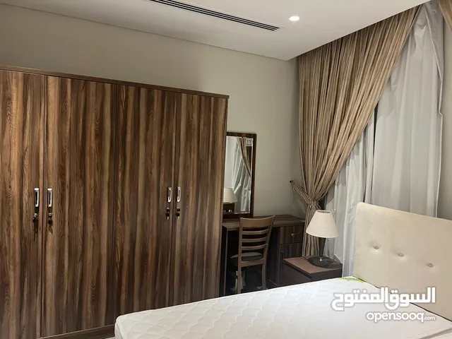 شقة مفروشة بالكامل في المطار القديم غرفة وصالة وحمامين بدون عمولة موجود مسبح وجيم