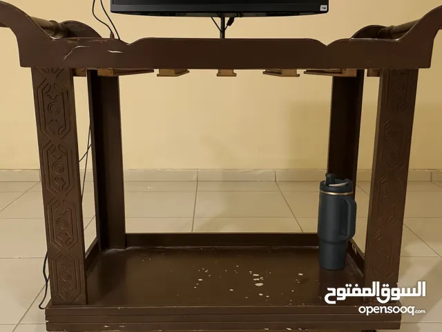 طاولة ترولي تحتوي اربع طاولات صغيره و سطح زجاجي خشب ثقيل