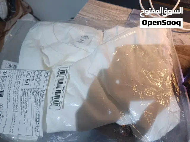 للبيع مجموعة ملابس... شورت ازرق و بنطلون بني و بلوزتين وحدة ازرق غامق و وحدة ابيض