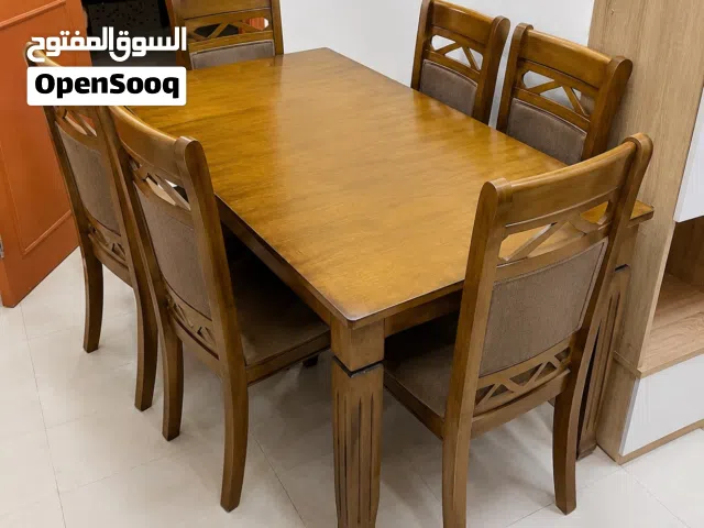 طاولة خشب و 6 كراسي  بحاله ممتازه