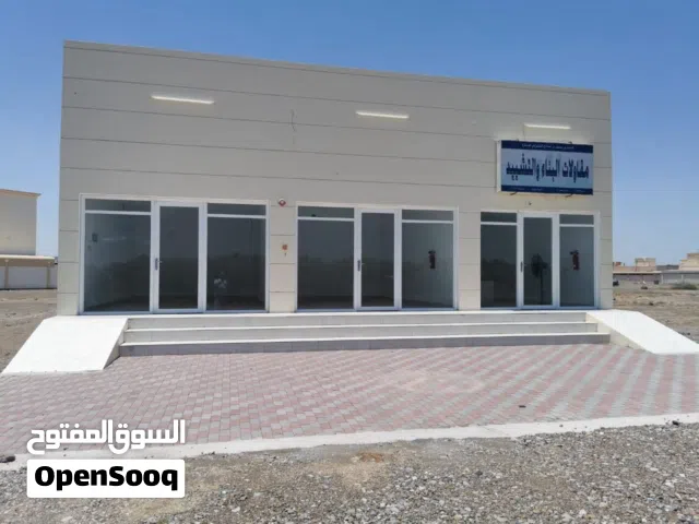 للإيجار: شقة + 3 محلات في حي حيوي عوتب جديدة – فرصة مثالية للسكن والاستثمار for rent apartme +3shops