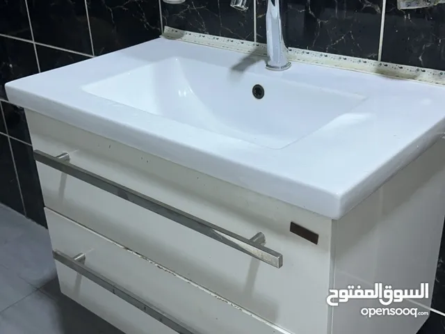 مغسلة حمام نظيفة مع جرارات