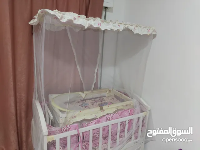 تخت بيبي للبيع كامل أغراض معاه فرشتين وفرش شبه وكاله