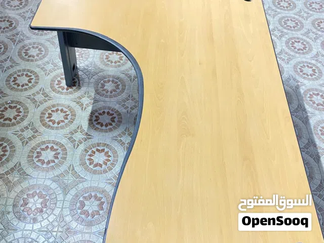 طاولة مستعملة