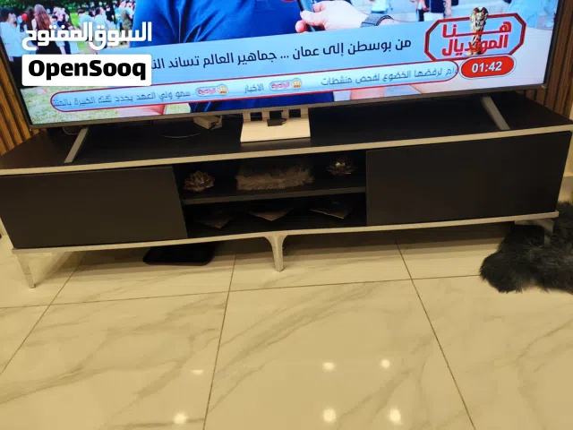 طاولة تلفزيون تفصيل خشب ممتاز للبيع بسعر مغري جدا  استعمال بسيط بحالة الوكاااالة
