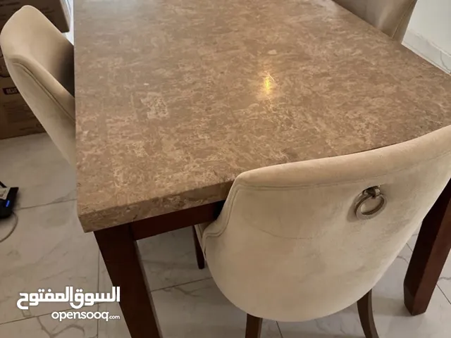 طاوله طعام لاربع اشخاص