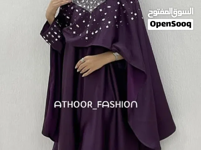 لبسه بلون احمر طول 51 و العرض 23 و فيها حزام