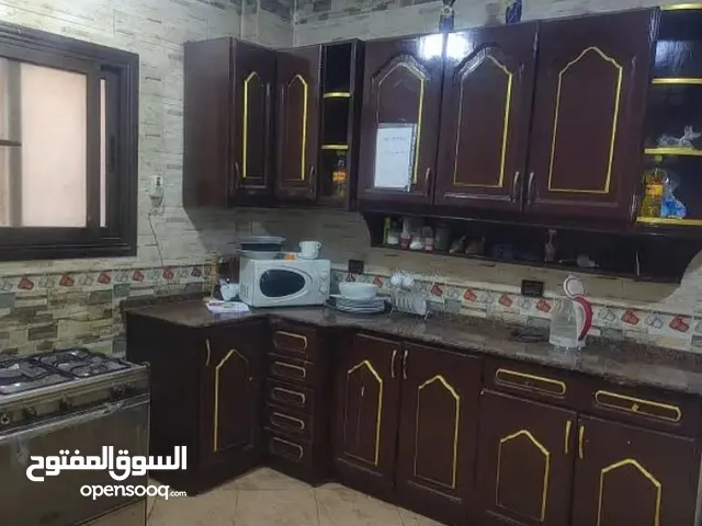 للايجار مكتب اداري ارضي مفروش ومكيف ب 2000ج (يصلح للبطاقه ضريبه وسجل) بجمال عبد الناصر . جسر السويس