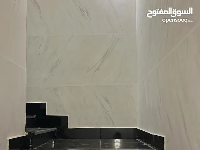 شقه للايجار     حي العزيزيه الرياض  الشقه نظيفه وجاهزه للسكن تشطيب ديلوكس