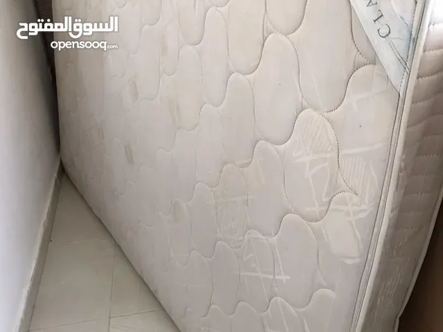 فرشة تخت مفرد و نص مستعمل بحالة جيدة التواصل على الواتس.