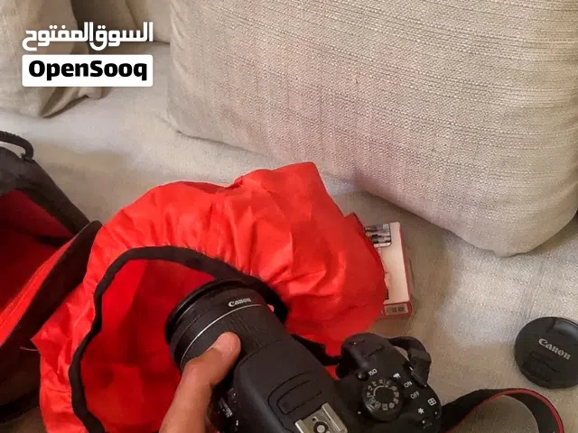 كاميرة كانون 700d شتر :1k   عدسة :18-55 mm معاها الحزام والشنطه