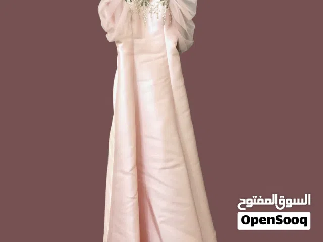 فستان سهرة بلون الزهري البارد