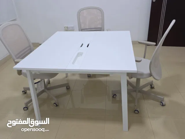 طاولة اجتماع مع اربع كراسي استعمال بسيط 120 دينار