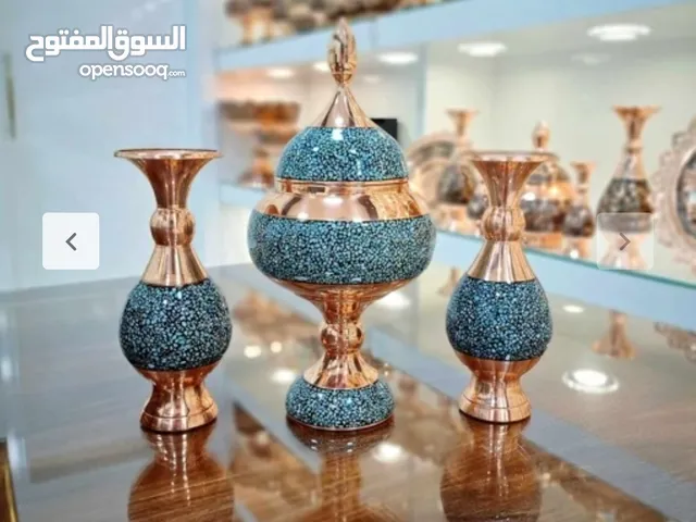 مزهرية نحاسية فيروزية وطبق شوكولاتة