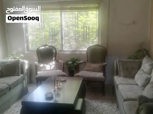 طقم كنب مع طاولة وسط بحاله جيده