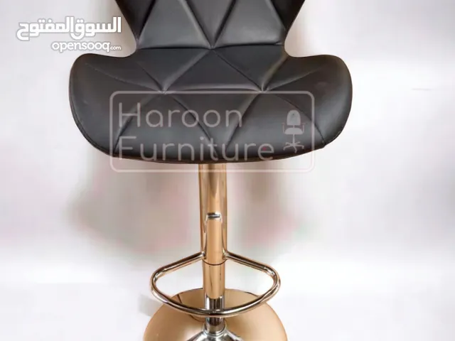 كرسي ستول مميز باللونيين الاسود والابيض