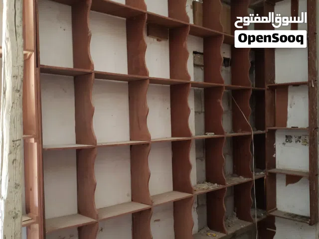 تخشيبه محل للبيع مع الدواليب وثلاجتين وزجاج للبهارات واربع مضلات