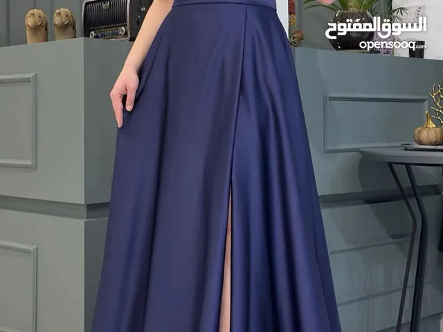 فستان مكسي طويل لون كحلي مستعمل مرة واحدة فقط لمدة 4 ساعات