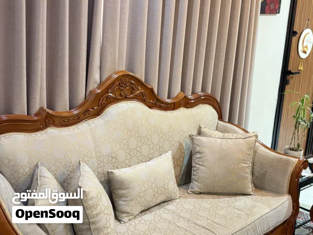 جلسه متكامله شبه جديده وقليله الاستخدام تضم كل شيء A complete, almost new, and lightly used livin