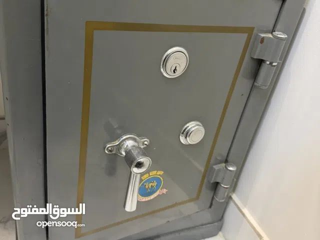 خزنه حديد قديمة وأصلية.