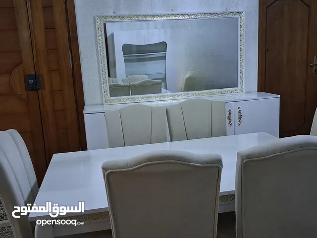 طاقم دار اكل من طاولة بكراسيها وبوفيه وكامدينو