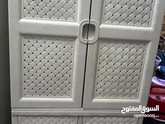 خزانة اطفال لون ابيض بحاله  جيده للبيع