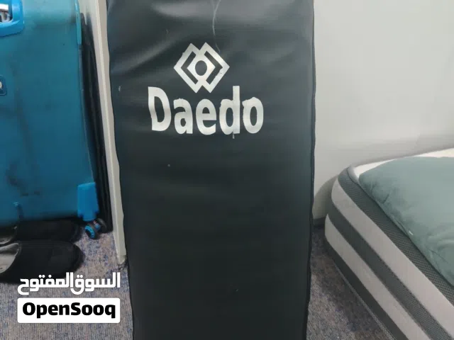 كيس ملاكمة مستعمل بحالة الجديد لون اسود ماركة daedo متوسط الحجم والوزن مناسب للغرف الصغيرة