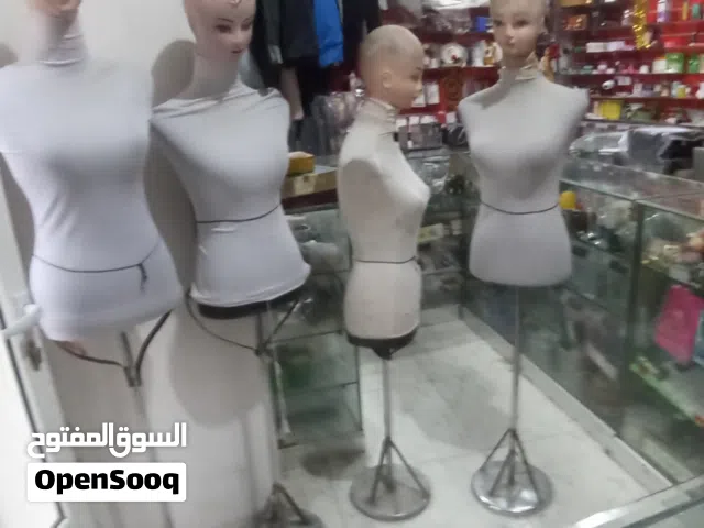 سته اصنام عرض ملابس جسم على قاعده حديد